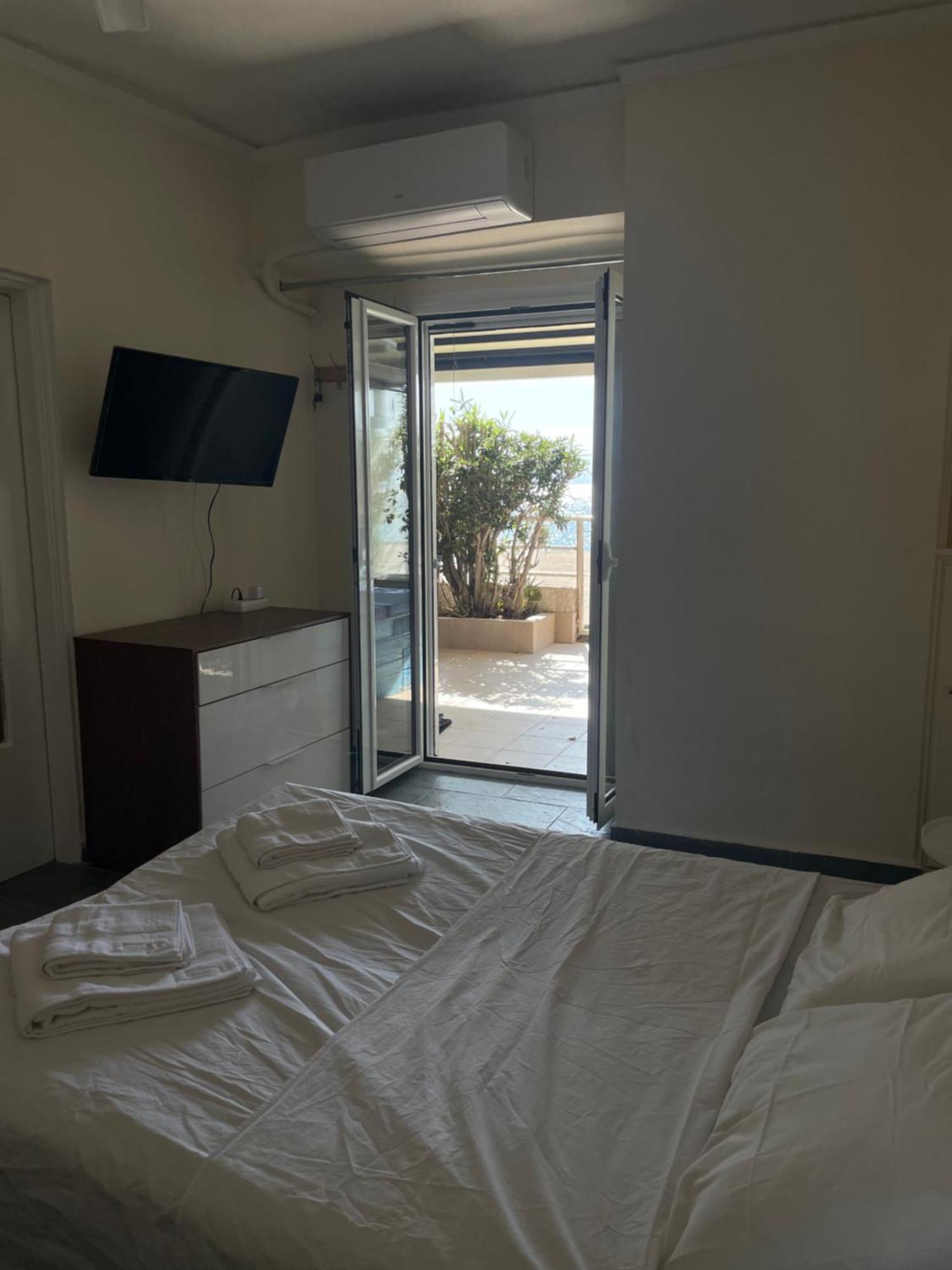 Sea La Vie - Beachfront Retreat Loutráki Exteriör bild