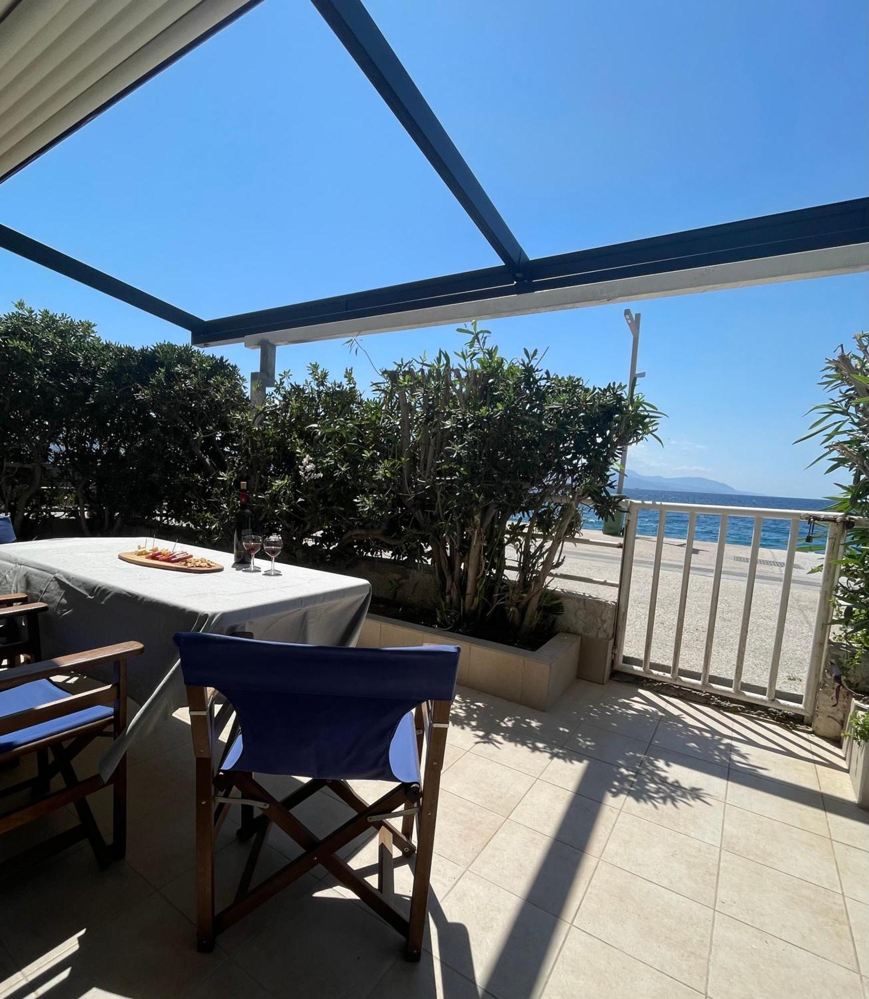 Sea La Vie - Beachfront Retreat Loutráki Exteriör bild