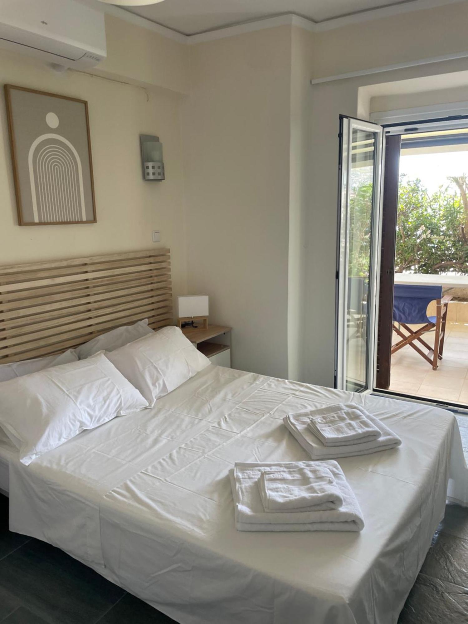 Sea La Vie - Beachfront Retreat Loutráki Exteriör bild