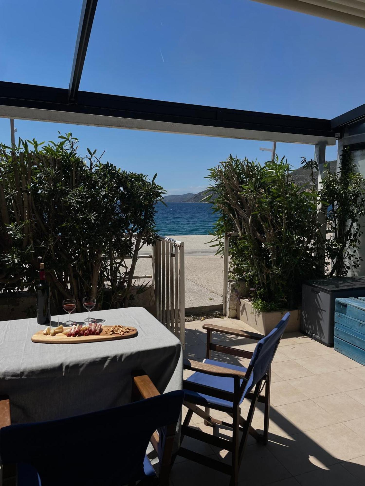 Sea La Vie - Beachfront Retreat Loutráki Exteriör bild